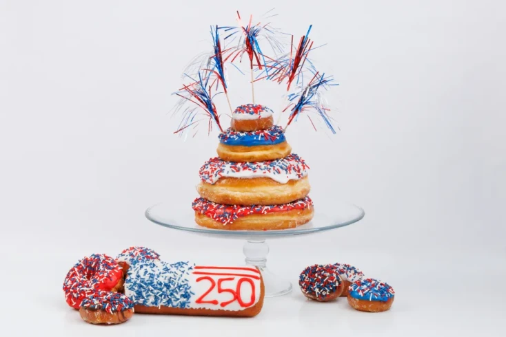 RandysDonuts_July4DonutCake (19)