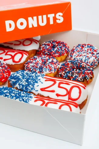 RandysDonuts_July4DozenBox (8)